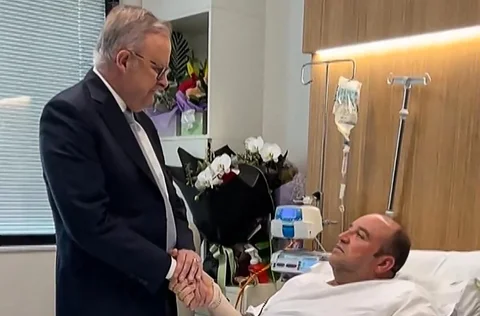 Perdana Menteri Australia Anthony Albanese bertemu dengan Ahmed al Ahmed di Rumah Sakit St George di Sydney, Selasa (16/12/2025).