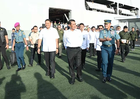 Menteri Pertanian Andi Amran Sulaiman bersama Kasal Muhammad Ali saat melepas pengiriman bantuan bencana Sumatera di Dermaga Kolinlamil, Jakarta Utara, Selasa (16/12/2025).