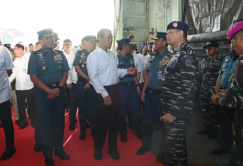 Menteri Pertanian Andi Amran Sulaiman bersama Kasal Muhammad Ali saat melepas pengiriman bantuan bencana Sumatera di Dermaga Kolinlamil, Jakarta Utara, Selasa (16/12/2025).
