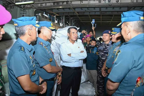 Menteri Pertanian Andi Amran Sulaiman bersama Kasal Muhammad Ali saat melepas pengiriman bantuan bencana Sumatera di Dermaga Kolinlamil, Jakarta Utara, Selasa (16/12/2025).