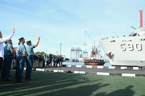 Menteri Pertanian Andi Amran Sulaiman bersama Kasal Muhammad Ali saat melepas pengiriman bantuan bencana Sumatera di Dermaga Kolinlamil, Jakarta Utara, Selasa (16/12/2025).