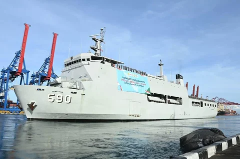 Pengiriman bantuan bencana Sumatera di Dermaga Kolinlamil, Jakarta Utara, Selasa (16/12/2025).