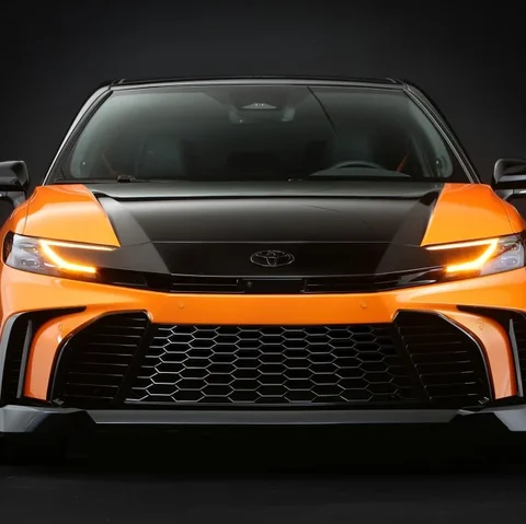 Toyota Camry GT-S dengan warna orange dan dikombinasikan dengan hitam pada kap mesin (autoblog.com)