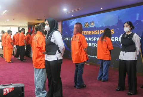 Petugas Imigrasi saat mengamankan warga negara asing yang terjaring Operasi Wirawaspada 2025 saat konpers di Gedung Direktorat Jenderal Imigrasi, Jakarta Selatan, Selasa (16/12/2025).