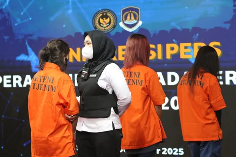 Petugas Imigrasi saat mengamankan warga negara asing yang terjaring Operasi Wirawaspada 2025 saat konpers di Gedung Direktorat Jenderal Imigrasi, Jakarta Selatan, Selasa (16/12/2025).