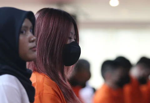 Petugas Imigrasi saat mengamankan warga negara asing yang terjaring Operasi Wirawaspada 2025 saat konpers di Gedung Direktorat Jenderal Imigrasi, Jakarta Selatan, Selasa (16/12/2025).