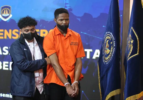 Petugas Imigrasi saat mengamankan warga negara asing yang terjaring Operasi Wirawaspada 2025 saat konpers di Gedung Direktorat Jenderal Imigrasi, Jakarta Selatan, Selasa (16/12/2025).