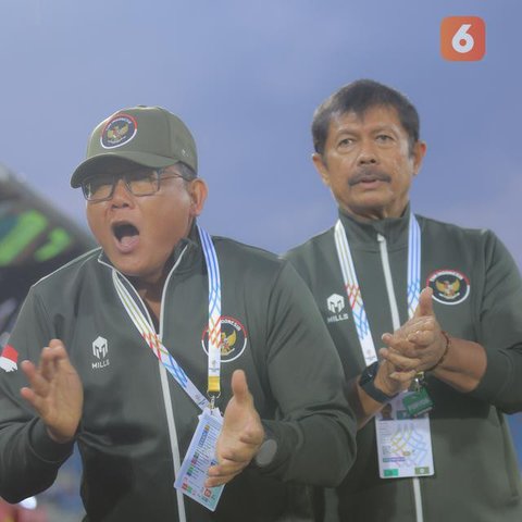 Endri Erawan dan Sumardji menghadiri sesi konferensi pers PSSI di Menara Mandiri, Jakarta, Selasa (16/12/2025). (Bola.com/Hery Kurniawan)