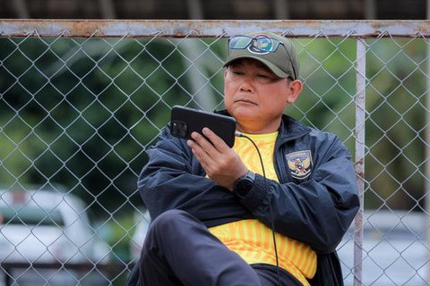 Endri Erawan dan Sumardji menghadiri sesi konferensi pers PSSI di Menara Mandiri, Jakarta, Selasa (16/12/2025). (Bola.com/Hery Kurniawan)