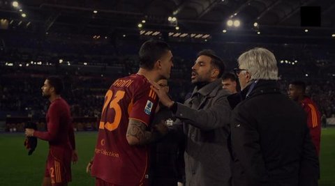 Gianluca Mancini tampak bersitegang dengan pelatih Como, Cesc Fabregas. Pada laga ini AS Roma menang dengan skor 1-0 atas Como di Liga Italia. (AFP)