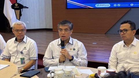 Menaker Yassierli saat memaparkan integrasi kanal Lapor Menaker dalam Rapat Kerja Itjen Kemnaker, Jakarta (11/11/2025). Kemnaker.