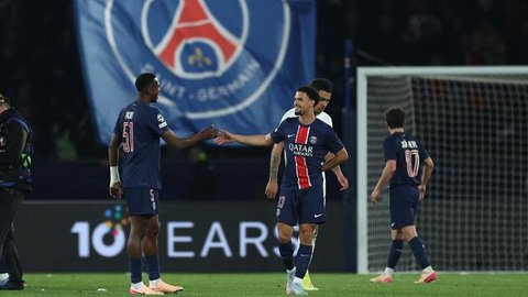 Pemain Paris Saint-Germain merayakan gol pembuka yang dicetak Willian Pacho saat matchday ketiga Liga Champions 2025/2026 melawan Bayer 04 Leverkusen di Stadion BayArena, Leverkusen, Jerman,