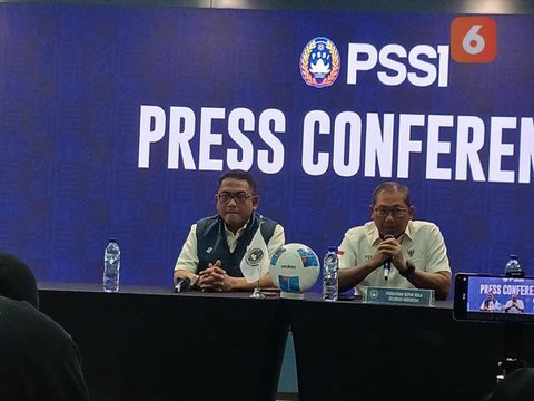 Anggota Exco PSSI, Endri Erawan dalam sesi konferensi pers di Menara Mandiri, Jakarta, Selasa (16/12/2025). (Bola.com/Abdul Aziz)