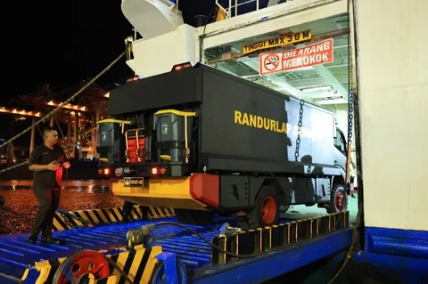 Pengiriman personel dan bantuan logistik kemanusiaan ke wilayah bencana Sumatera di Dermaga 106 Pelabuhan Tanjung Priok, Jakarta Utara. Selasa (16/12/2025) malam.