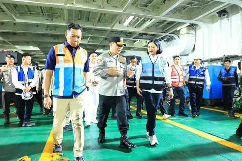Direktur Utama PT Pelni (Persero), Tri Andayani, bersama Asisten Utama Operasi (Astamaops) Kapolri, Komjen Mohammad Fadil Imran saat pengiriman personel dan bantuan logistik kemanusiaan ke wilayah bencana Sumatera di Dermaga 106 Pelabuhan Tanjung Priok, Jakarta Utara. Selasa (16/12/2025) malam.
