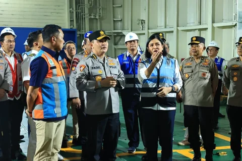 Direktur Utama PT Pelni (Persero), Tri Andayani, bersama Asisten Utama Operasi (Astamaops) Kapolri, Komjen Mohammad Fadil Imran saat pengiriman personel dan bantuan logistik kemanusiaan ke wilayah bencana Sumatera di Dermaga 106 Pelabuhan Tanjung Priok, Jakarta Utara. Selasa (16/12/2025) malam.