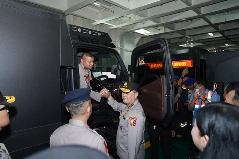 Direktur Utama PT Pelni (Persero), Tri Andayani, bersama Asisten Utama Operasi (Astamaops) Kapolri, Komjen Mohammad Fadil Imran saat pengiriman personel dan bantuan logistik kemanusiaan ke wilayah bencana Sumatera di Dermaga 106 Pelabuhan Tanjung Priok, Jakarta Utara. Selasa (16/12/2025) malam.