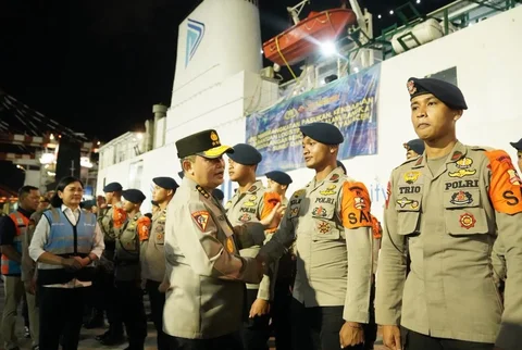 Direktur Utama PT Pelni (Persero), Tri Andayani, bersama Asisten Utama Operasi (Astamaops) Kapolri, Komjen Mohammad Fadil Imran saat pengiriman personel dan bantuan logistik kemanusiaan ke wilayah bencana Sumatera di Dermaga 106 Pelabuhan Tanjung Priok, Jakarta Utara. Selasa (16/12/2025) malam.