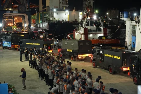 Pengiriman personel dan bantuan logistik kemanusiaan ke wilayah bencana Sumatera di Dermaga 106 Pelabuhan Tanjung Priok, Jakarta Utara. Selasa (16/12/2025) malam.