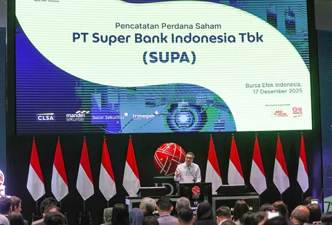 Presiden Direktur Superbank Tigor Siahaan  saat pencatatan saham perdana Superbank di Bursa Efek Indonesia (IDX), Jakarta, Rabu (17/12/2025).
