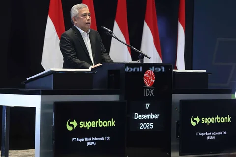 Direktur Pengawasan  Transaksi dan Kepatuhan Bursa Efek Indonesia Kristian Manulang  saat pencatatan saham perdana Superbank di Bursa Efek Indonesia (IDX), Jakarta, Rabu (17/12/2025).