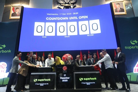 Presiden Direktur Superbank Tigor Siahaan bersama Direktur Pengawasan  Transaksi dan Kepatuhan Bursa Efek Indonesia Kristian Manulang  dan jajaran direksi Superbank  saat pencatatan saham perdana Superbank di Bursa Efek Indonesia (IDX), Jakarta, Rabu (17/12/2025).