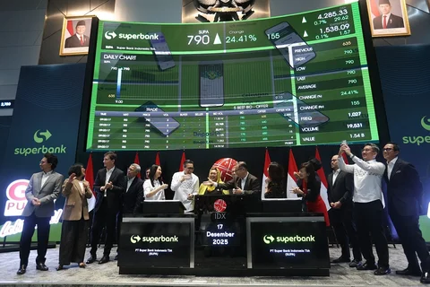 Presiden Direktur Superbank Tigor Siahaan bersama Direktur Pengawasan  Transaksi dan Kepatuhan Bursa Efek Indonesia Kristian Manulang  dan jajaran direksi Superbank  saat pencatatan saham perdana Superbank di Bursa Efek Indonesia (IDX), Jakarta, Rabu (17/12/2025).