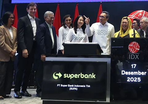 Presiden Direktur Superbank Tigor Siahaan  dan jajaran direksi Superbank  saat pencatatan saham perdana Superbank di Bursa Efek Indonesia (IDX), Jakarta, Rabu (17/12/2025).
