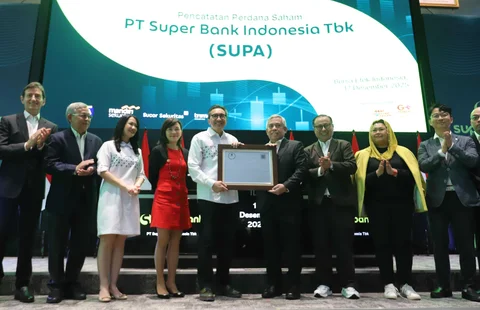 Presiden Direktur Superbank Tigor Siahaan bersama Direktur Pengawasan  Transaksi dan Kepatuhan Bursa Efek Indonesia Kristian Manulang  dan jajaran direksi Superbank  saat pencatatan saham perdana Superbank di Bursa Efek Indonesia (IDX), Jakarta, Rabu (17/12/2025).
