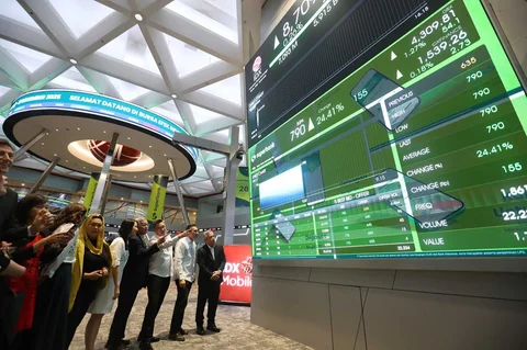 Presiden Direktur Superbank Tigor Siahaan bersama Direktur Pengawasan  Transaksi dan Kepatuhan Bursa Efek Indonesia Kristian Manulang  dan jajaran direksi Superbank  saat pencatatan saham perdana Superbank di Bursa Efek Indonesia (IDX), Jakarta, Rabu (17/12/2025).