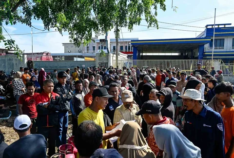 Warga berkumpul dan menunggu untuk membeli tabung gas di sebuah stasiun gas minyak di Banda Aceh, Rabu (17/12/2025).