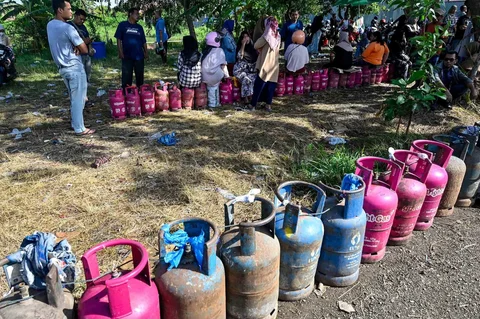Warga berkumpul dan menunggu untuk membeli LPG di sebuah stasiun gas LPG di Banda Aceh, Rabu (17/12/2025).