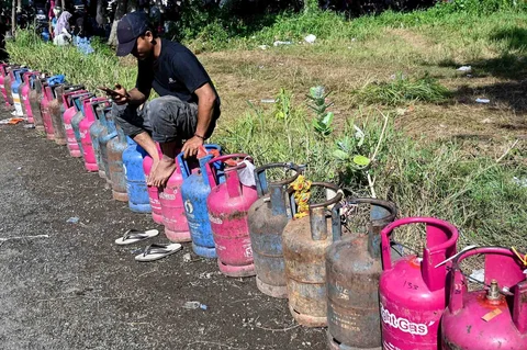 Warga mengantre LPG di sebuah stasiun gas LPG di Banda Aceh, Rabu (17/12/2025).