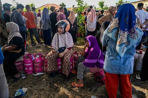 Warga mengantre LPG di sebuah stasiun gas LPG di Banda Aceh, Rabu (17/12/2025).