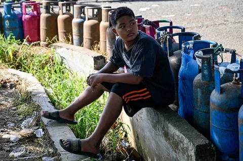 Warga mengantre LPG di sebuah stasiun gas LPG di Banda Aceh, Rabu (17/12/2025).