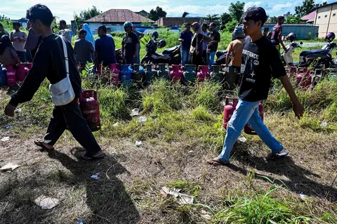 Warga mengantre LPG di sebuah stasiun gas LPG di Banda Aceh, Rabu (17/12/2025).