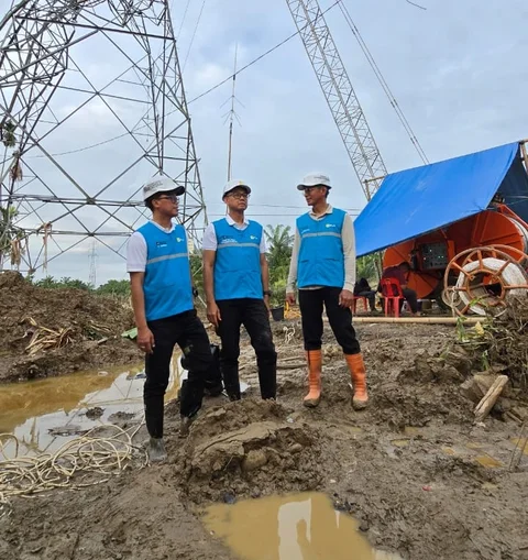 Direktur Utama PLN, Darmawan Prasodjo (tengah), Direktur Transmisi dan Perencanaan Sistem PLN, Edwin Nugraha Putra (kanan) dan Direktur Teknologi, Engineering dan Keberlanjutan PLN, E. Haryadi (kiri) ketika memastikan langsung proses pembangunan tower darurat sebagai upaya pemulihan interkoneksi listrik Sumatra-Aceh pascabencana di Aceh Tamiang.
