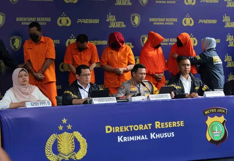 Lima pelaku digelandang saat jumpa pers praktik aborsi ilegal di Mapolda Metro Jaya, Jakarta, Rabu (17/12/2025).