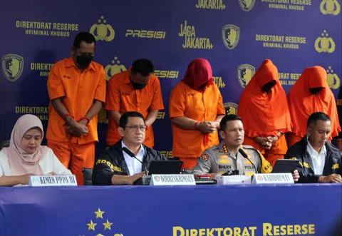 Kabid Humas Polda Metro Jaya Kombes Budi Hermanto (tengah) didampingi Dirreskrimsus Polda Metro Jaya Kombes Edy Suranta Sitepu (kedua kiri) saat jumpa pers pengungkapan praktik aborsi ilegal yang beroperasi di sebuah apartemen di Jalan Basuki Rahmat, Jakarta Timur di Mapolda Metro Jaya, Jakarta, Rabu (17/12/2025).