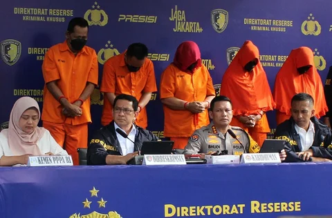 Kabid Humas Polda Metro Jaya Kombes Budi Hermanto (tengah) didampingi Dirreskrimsus Polda Metro Jaya Kombes Edy Suranta Sitepu (kedua kiri) saat jumpa pers pengungkapan praktik aborsi ilegal yang beroperasi di sebuah apartemen di Jalan Basuki Rahmat, Jakarta Timur di Mapolda Metro Jaya, Jakarta, Rabu (17/12/2025).