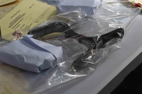 Barang bukti praktik aborsi ilegal yang beroperasi di sebuah apartemen di Jalan Basuki Rahmat, Jakarta Timur di Mapolda Metro Jaya, Jakarta, Rabu (17/12/2025).