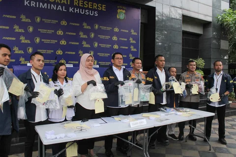 Barang bukti praktik aborsi ilegal yang beroperasi di sebuah apartemen di Jalan Basuki Rahmat, Jakarta Timur di Mapolda Metro Jaya, Jakarta, Rabu (17/12/2025).