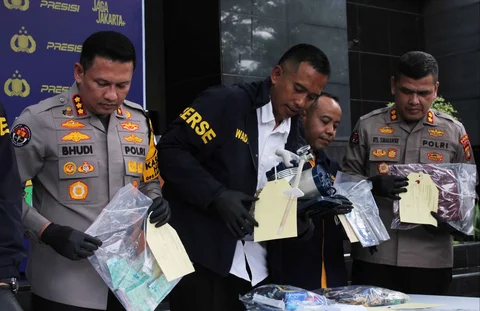 Barang bukti praktik aborsi ilegal yang beroperasi di sebuah apartemen di Jalan Basuki Rahmat, Jakarta Timur di Mapolda Metro Jaya, Jakarta, Rabu (17/12/2025).