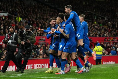 Luke Shaw berduel dengan Justin Kluivert di laga Manchester United vs Bournemouth, Selasa (16/12/2025) (AP Photo/Jon Super)