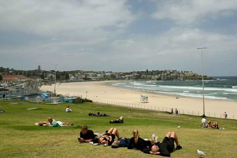 Petugas saat mengevakuasi seorang korban dalam insiden penembakan di Pantai Bondi, Sydney, Minggu, 14 Desember 2025. (Foto: AP/Mark Baker)