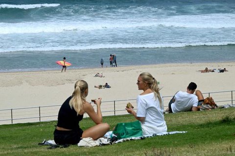 Petugas saat mengevakuasi seorang korban dalam insiden penembakan di Pantai Bondi, Sydney, Minggu, 14 Desember 2025. (Foto: AP/Mark Baker)