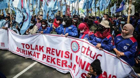 Massa buruh yang tergabung dalam Konfederasi Serikat Pekerja Seluruh Indonesia (KSPSI) dan Serikat Pekerja Nasional (SPN) demo di kawasan Patung Kuda, Jakarta, Kamis (12/5/2022). Aksi tersebu