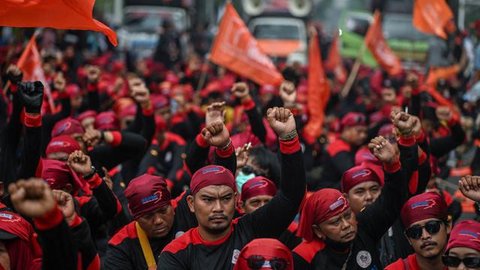 Massa buruh yang tergabung dalam Konfederasi Serikat Pekerja Seluruh Indonesia (KSPSI) dan Serikat Pekerja Nasional (SPN) demo di kawasan Patung Kuda, Jakarta, Kamis (12/5/2022). Aksi tersebu
