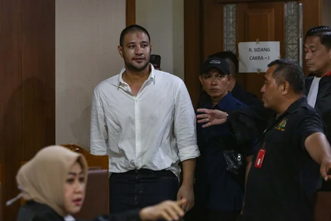Terpidana Ammar Zoni saat menjalani sidang perdana kasus dugaan peredaran narkotika di dalam Lembaga Pemasyarakatan (Lapas) di Pengadilan Negeri Jakarta Pusat, Kamis (18/12/2025).<br />Merdeka.com/ arie basuki
