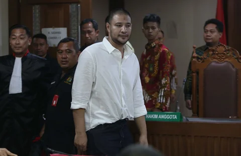 Terpidana Ammar Zoni saat menjalani sidang perdana kasus dugaan peredaran narkotika di dalam Lembaga Pemasyarakatan (Lapas) di Pengadilan Negeri Jakarta Pusat, Kamis (18/12/2025).<br />Merdeka.com/ arie basuki